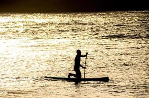 silhueta de um surfista foto