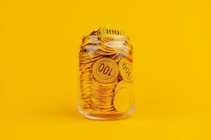 moeda dentro vidro jarra salvando dinheiro dentro uma vidro jarra salvando dinheiro conceito salário renda salários foto