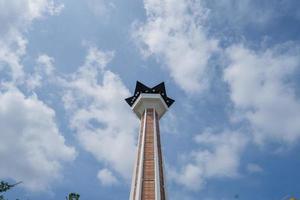 a Principal torre em ótimo agung mesquita em a Semarang central Java, quando dia Tempo e azul céu. a foto é adequado para usar para Ramadhan poster e muçulmano conteúdo meios de comunicação.