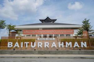 ótimo mesquita em a Semarang central Java, quando dia Tempo azul céu e nublado. a foto é adequado para usar para Ramadhan poster e muçulmano conteúdo meios de comunicação.