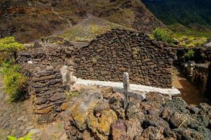 uma de madeira Cruz dentro a montanhas foto