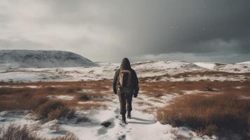 caminhante com mochila caminhando em Nevado trilha dentro inverno montanhas. viagem e aventura conceito.inverno panorama foto