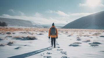 caminhante com mochila caminhando em Nevado trilha dentro inverno montanhas. viagem e aventura conceito.inverno panorama foto