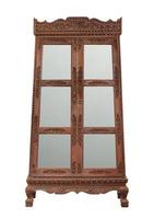 Antiguidade de madeira gabinete com vidro portas isolado em branco com recorte caminho foto