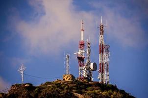 rádio antenas e elétrico postes foto