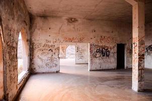 interior de uma casa abandonada foto