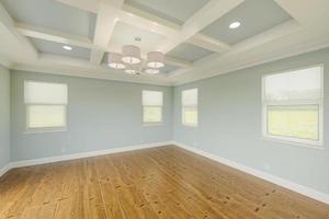 lindo luz azul personalizadas mestre quarto completo com fresco pintar, coroa e base moldagem, Difícil madeira pavimentos e em caixotão teto foto