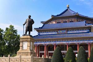 guangzou, China - abril 02, 2017-o Sol yat-sen memorial corredor é a em forma de octógono construção dentro guangzhou. Sol yat-sen estava uma revolucionário e político líder. foto