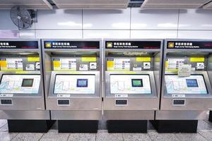 hong kong - abril 18, 2017-single viagem bilhete emissão máquina. localizado dentro hong kong metro ,massa transito estrada de ferro, mtr, hong kong. foto