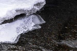 Derretendo gelo em rio. Primavera é chegando. foto