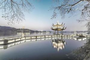 lindo Hangzhou às alvorecer e antigo pavilhão foto