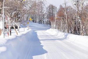 pó neve em uma estrada dentro sapporo, Hokkaido Japão foto