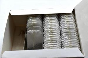 uma caixa de deliciosos saquinhos de chá branco foto