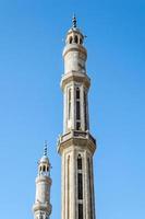 dois minaretes da mesquita el-mustafa em sharm el sheikh foto