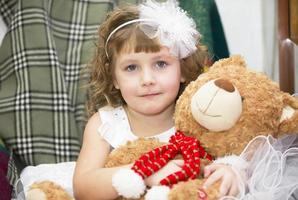 bielorrússia, a cidade do gomil, dezembro 27, 2018. manhã festa dentro jardim de infância.inteligente pequeno menina com uma brinquedo Urso de pelúcia urso. foto
