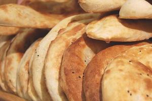 recentemente cozido tandoor naan pão dentro a rua mercado foto