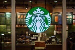 starbucks cafeteria interior - companhia logotipo placa em vidro porta, Moscou, 27.09.2019 foto