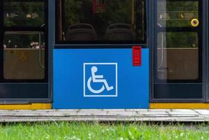 Desativado placa em cabo carro, moderno cidade transporte acessibilidade foto