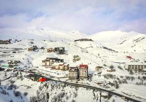 gudauri, georgia 2020- panorama da vila gudauri com plano de fundo da estação de esqui da perspectiva aérea foto