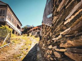 Tusheti, Geórgia, edifícios de pedra com 2020 na vila de Shenako foto