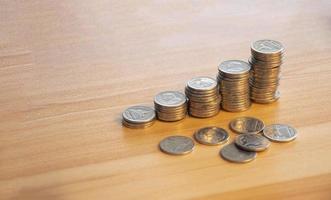 moedas empilhado dentro camadas a partir de pequeno dinheiro crescimento conceito para grande o negócio lucros. foto
