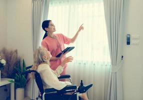 cuidador para a idosos mulher semanal check-ups às a pacientes residência. pronto para dar médico adendo e conversa sobre vários histórias, troca cada de outros Felizmente. foto