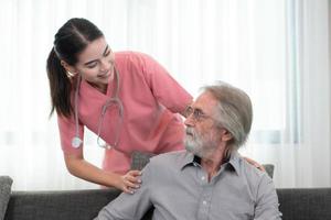 cuidador para a idosos homem semanal check-ups às a pacientes residência. pronto para dar médico adendo e conversa sobre vários histórias, troca cada de outros Felizmente. foto