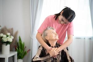 cuidador para a idosos mulher semanal check-ups às a pacientes residência. pronto para dar médico adendo e conversa sobre vários histórias, troca cada de outros Felizmente. foto