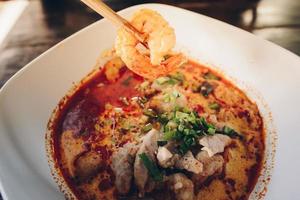 tom yum goong ou picante camarão sopa misturado com carne bola Macarrão, tailandês estilo e icônico popular gosto do tailandês alimentos. foto