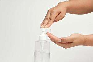 mão bomba álcool gel dentro garrafa para limpeza coronavírus cobiçado 19 em branco fundo foto