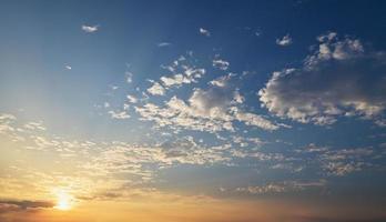 lindo azul céu dentro nascer do sol com branco nuvens foto