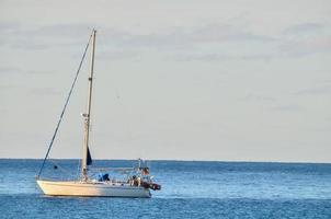 barco em a costa foto