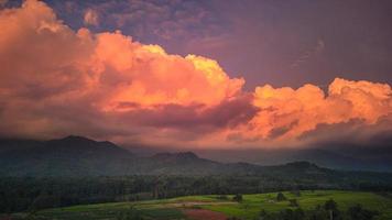 aéreo Visão lindo manhã Visão a partir de Indonésia sobre montanha e floresta foto