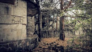 pripyat, ucrânia, 2021 - estrutura dilapidada em chernobyl foto