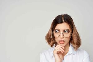 bonita mulher dentro branco camisa vestindo óculos Gerente escritório trabalhos foto