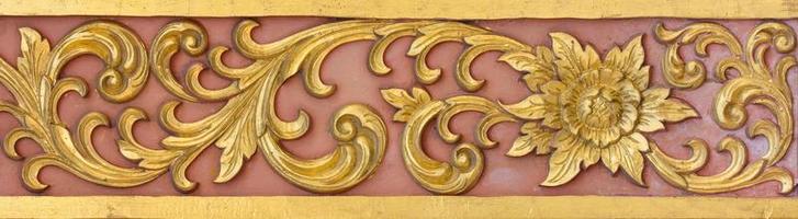 padronizar do ouro flor esculpido em reboco Projeto do nativo parede, tailandês estilo dentro têmpora foto