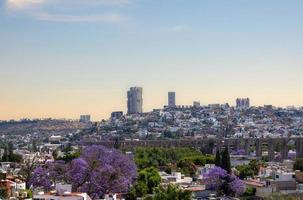 Visão do a cidade do Queretaro México aqueduto com jacarandá árvore foto