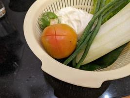 fechar acima foto do salada em a branco cesta, tomate, Berinjela e repolho. a foto é adequado para usar para vegano Comida fundo, poster e Comida contente.