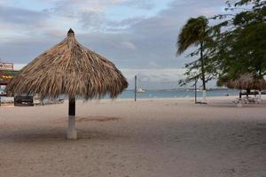 palapa sentado não utilizado em uma tropical de praia foto