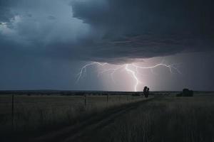 dramático relâmpago raio parafuso greve dentro luz do dia rural em torno da mau clima Sombrio céu foto