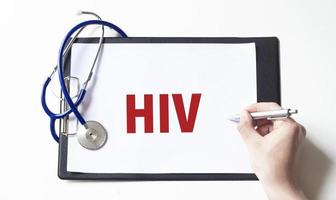 médico segurando uma caneta e escrever texto hiv com caneta, médico conceito foto