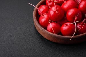 delicioso fresco cru vermelho rabanete para fazer saudável salada foto