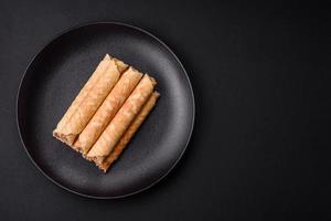 delicioso crocantes bolacha rolos com creme o preenchimento com nozes foto