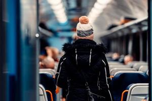 jovem passageiro em um compartimento de trem noturno foto