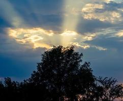 pôr do sol e céu azul foto