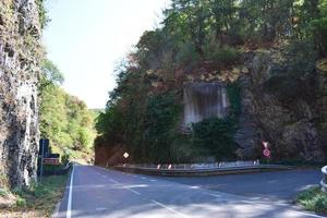 estrada interseção às íngreme falésias foto