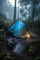 região selvagem sobrevivência. bushcraft barraca debaixo a lona dentro pesado chuva, abraçando a calafrio do alvorecer. uma cena do resistência e resiliência foto