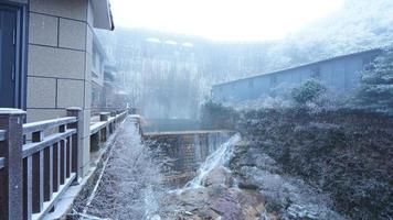 a lindo congeladas montanhas Visão coberto de a branco neve e gelo dentro inverno foto