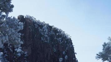 a lindo congeladas montanhas Visão coberto de a branco neve e gelo dentro inverno foto