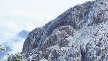 a lindo congeladas montanhas Visão coberto de a branco neve e gelo dentro inverno foto